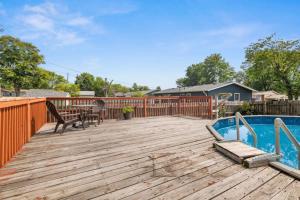 Poolside Palisade - A Fun Family Retreat for 6