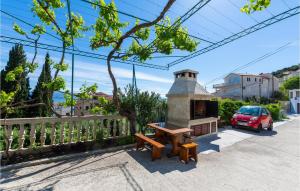 Gorgeous Apartment In Duce With Wifi