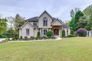 Spacious Stockbridge Manor Pool Table, 2 Kitchens - ماكدونو