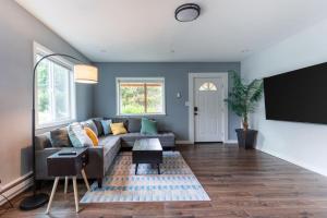 Cozy Unit with Porch near Arboretum and Transit