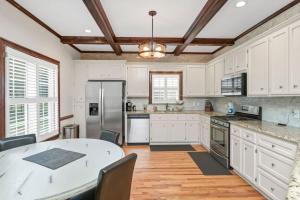 La La Lakehouse Sleeps 6
