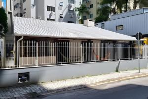 Linda casa 350 metros do mar 3 suítes + 2 quartos