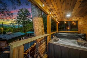 The Tree Spa, Tiny Cabin w Hot Tub in the trees