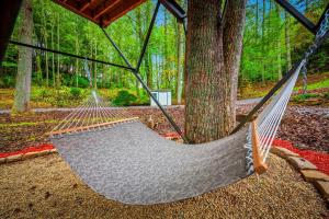 The Tree Spa, Tiny Cabin w Hot Tub in the trees