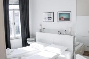 Spittelau spacious bright contactless selfcheckin central metro train station