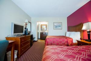 Double Room with Two Double Beds - Non-Smoking room in Econo Lodge Inn & Suites Joplin