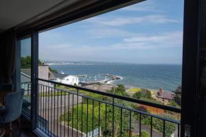 Teach Cois Farraige House by the Sea