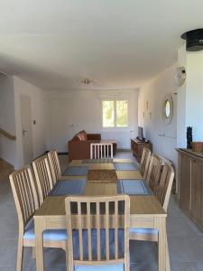 VILLA VUE LAC -3 chambres jardin-proche du lac et du Centre-ville , 2 places parking