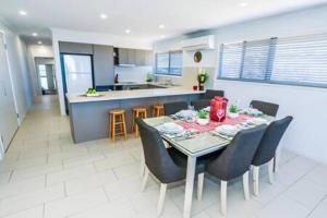 Dolphin Court - 4 BR w Pool & Ocean Views