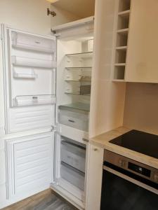 Charming Apt Nice Port Place du Pin with Balcony