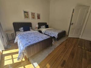 RoseIris Cottage - City Charm in Central West Hobart