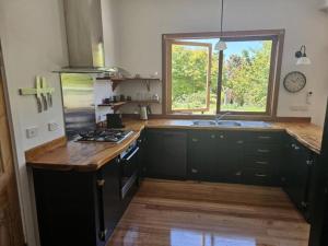 RoseIris Cottage - City Charm in Central West Hobart