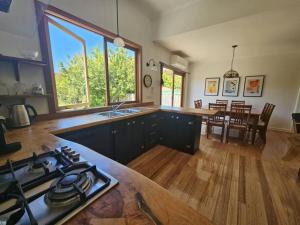 RoseIris Cottage - City Charm in Central West Hobart