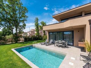 Luxury apartment with private swimming pool 