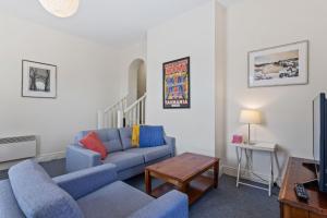 338 on Murray walk to restaurant strip