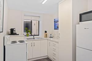 338 on Murray walk to restaurant strip