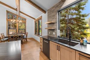 New! Spring Mtn Paradise - Pet friendly, single level whot tub and clubhouse access