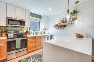 Luxe Tropical Resort Escape - Beaches Nearby!