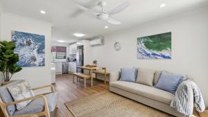 Sunset Palms - Stylish Retreat, BBQ, Walk to Beach