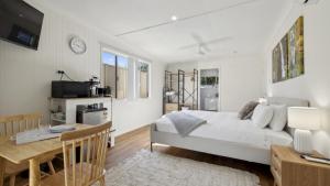 Sunset Palms Studio - Cozy Retreat, Play, Work, Beach