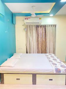 27th floor 2BHK near Viviana Mall with Balcony & Car Parking