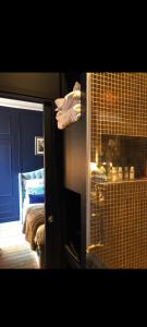 Room S - Louvre Museum - shared bathroom with host