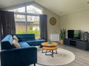 Beautiful chalet on the water in a holiday park - Westerhoven