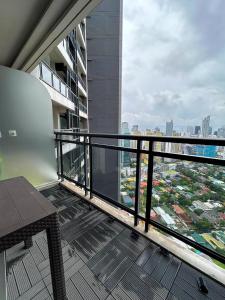 Studio in Makati - Fast WiFi, Big Balcony, Pool and Gym Access