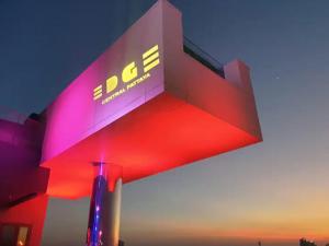 Edge Central Pattaya SeaView with Infinity Pool & Free Netflix