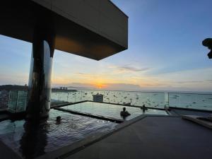 Edge Central Pattaya with Infinity Pool & Free Netflix