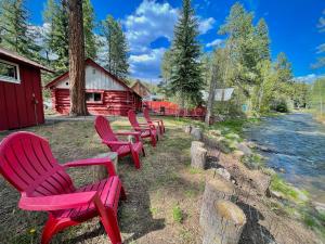 Cozy Log Cabin on the Florida River- Only 15 mins from Downtown Durango