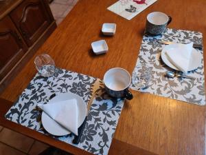 B&B / Chambres d'hotes Gite et camping a la ferme avec espace detente - Profitez de la campagne du Berry - FR-1-591-558 : photos des chambres