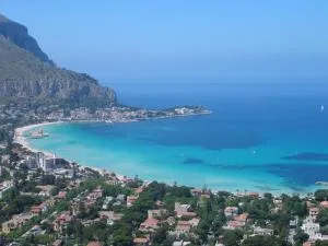 Mondello Luxury Apartment on the Beach - Lido di Mondello