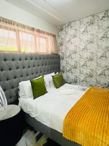 2-BR Apt, Pool access & Balcony, Paulshof