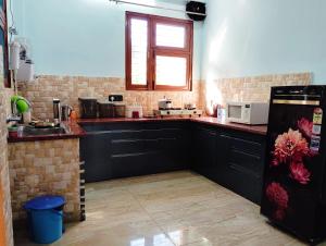 Doon Niwas Homestay Two- Bedroom 1st Floor- Mountain view, near main Picnic Spots, comfortable peaceful central Family-friendly