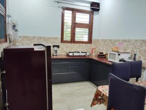 Doon Niwas Homestay Two- Bedroom 1st Floor- Mountain view, near main Picnic Spots, comfortable peaceful central Family-friendly