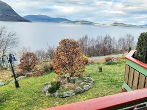 Four-Bedroom Holiday home in Hundeidvik