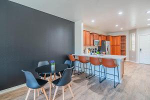 Ample 2BD - ASU - Sloan Pk - WD Parking - Sleeps 8