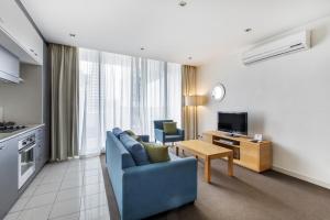 Modern Nomads Chic 1BR with Balcony in the Heart of South Yarra