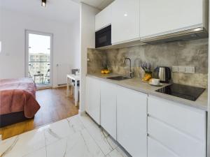 Modern, Air-conditioned Studio in the Centre of Warsaw by Noclegi Renters