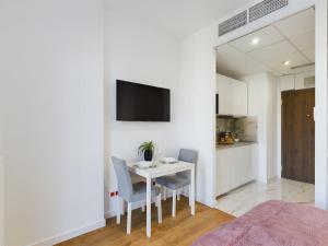 Modern, Air-conditioned Studio in the Centre of Warsaw by Noclegi Renters