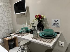 AIOLOS LUXURY alimos market apartment 2 near the sea