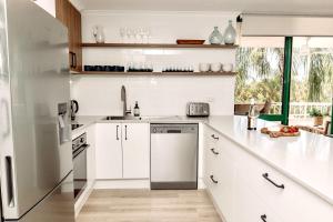 Headlands Beachside Retreat - 50 metres to beach