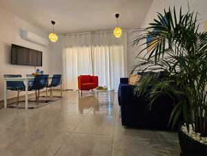 Seaside Modern Flat with Pool Queens Gardens 211