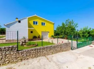 Tranquil Oasis Holiday Home Primorski Dolac with Pool - Mravnica