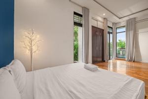 Nhat Villa 5br full AC near MY KHUE BEACH Western Town