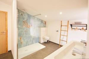 chalet la forgerie Piscine Jacuzzi Cinéma