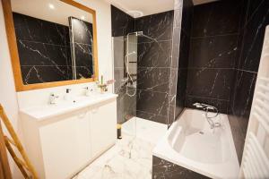 Chalets chalet la forgerie Piscine Jacuzzi Cinema : photos des chambres