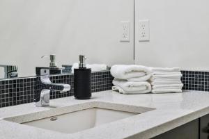 Bright & Cozy 2-Bedroom Basement Suite