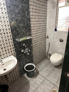 Peach Private Studio Apartment with AC WiFi & Balcony